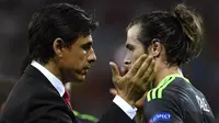 Pelatih Wales, Chris Coleman (kiri)  memberikan semangat kepada Gareth Bale usai kalah dari Portugal 0-2 pada semi-final Piala Eropa 2016 di Stadion Parc Olympique Lyonnais, DÈcines-Charpieu, Prancis, Kamis (7/7/2016) dini hari WIB. (AFP/Miguel Medina)