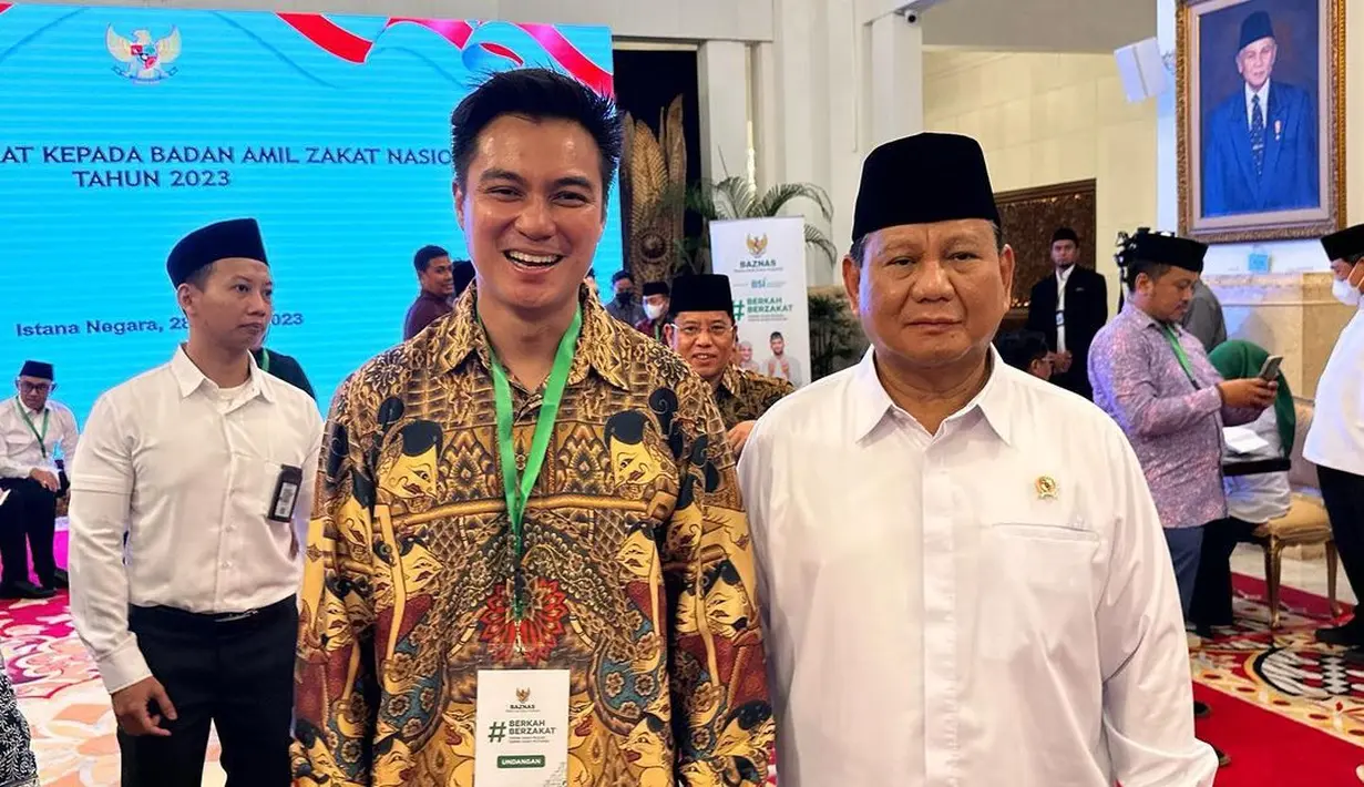 Baim membagikan beberapa foto saat menghadiri undangan ke Istana. Baim bersama Menteri Pertahanan RI, Prabowo Subianto. [Instagram/baimwong]