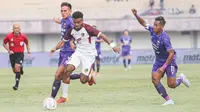 Pemain sayap PSM Makassar, Yakob Sayuri (tengah) mencoba melepaskan diri dari kejaran dua pemain bertahan Persita Tangerang dalam lanjutan laga BRI Liga 1 2023/2024 di Indomilk Arena, Tangerang, Senin (7/8/2023). (Dok. PSM Makassar)