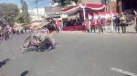 Salah satu aksi berbahaya dalam lomba ketangkasan freestyle tukang becak di Garut, dalam perayaan HUT ke-74 RI (Liputan6.com/Jayadi Supriadin)