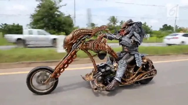 Seorang pengendara motor di Thailand menggunakan kostum ala predator di jalanan. Motornya pun didandani senada dan membuat masyarakat sekitar ngeri.