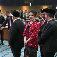 Saat acara tersebut, Tina Toon pun memilih mengenakan kebaya jumputan warna merah dengan bagian depan memiliki aksen warna hitam. [@tinatoon101]