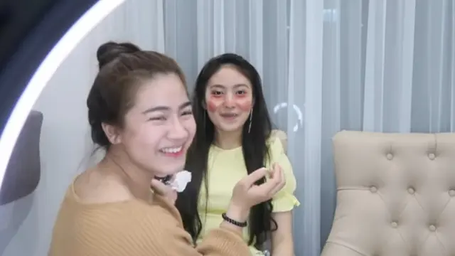 6 Momen Felicya Angelista Makeup-in Natasha Wilona Jadi Jennie Blackpink, Hasilnya Kocak