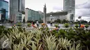 Suasana pemasangan penyanggah di kolam Bundaran HI, Jakarta, Rabu (23/3). Pemasangan penyanggah bertujuan untuk menahan Tugu Selamat Datang dari getaran saat Bor Antareja proyek Mass Rapid Transit (MRT) melintas dibawahnya. (Liputan6.com/Faizal Fanani)
