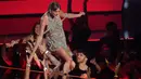 Taylor Swift menyapa penonton sebelum menerima penghargaan pada ajang MTV Video Music Awards di Prudential Center, Newark, New Jersey, Amerika Serikat, 28 Agustus 2022. Taylor Swift memenangi penghargaan bergengsi 'Video of the Year' untuk All Too Well (10 Minute Version) (Taylor's Version). (Photo by Charles Sykes/Invision/AP)