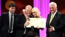 Penyanyi Taylor Swift saat mendapatkan dua penghargaan di BMI Pop Awards ke 64, Beverly Hills , California, AS, (10/5). Pada tahun 2015 mengumpulkan uang sebanyak 73,5 juta dollar AS atau sekitar Rp 982 miliar. (Frazer Harrison/AFP)