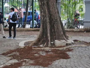 Suasana lokasi kejadian ledakan di kawasan Monumen Nasional, Jakarta, Selasa (3/12/2019).  Ledakan tersebut diduga berasal dari granat asap dan mengakibatkan dua orang anggota TNI terluka, korban langsung dievakuasi ke RSPAD Gatot Subroto Jakarta. (Liputan6.com/Helmi Fithriansyah)