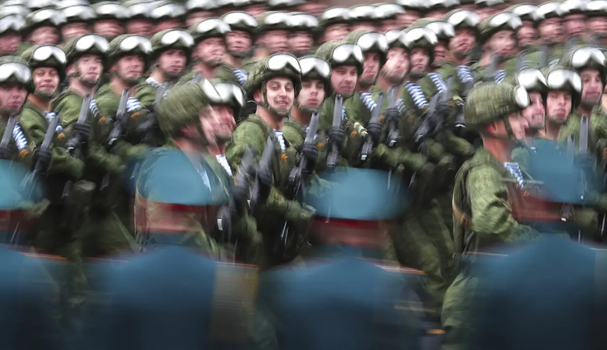 Dalam foto yang diambil dengan eksposur lambat ini menunjukkan pasukan terjun payung Rusia berbaris menuju Lapangan Merah saat parade militer Hari Kemenangan di Moskow, Rusia, Minggu (9/5/2021). Parade militer ini untuk memperingati 76 tahun berakhirnya Perang Dunia II di Eropa. (AP Photo)