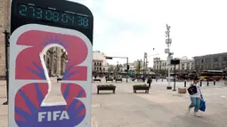 Tahap pertama yang juga disebut "Visa Presale Draw" mengharuskan suporter untuk mendaftarkan Kode Identifikasi Penggemar (Fan ID) di laman resmi FIFA. Hanya pemegang kartu Visa berusia di atas 18 tahun yang dapat mendaftar. (ULISES RUIZ/AFP)