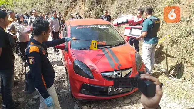 Reka ulang kasus pembunuhan IRT asal Cianjur, tersangka sepasang kekasih buang jasad korban di pinggir jalan hutan Sukabumi (Liputan6.com/Fira Syahrin).