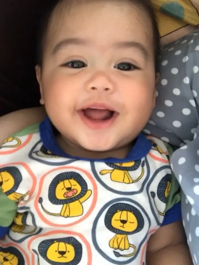 Sudah Berusia 6 Bulan, Ini 6 Potret Buah Hati Rifky Balweel dan Biby Alraen
