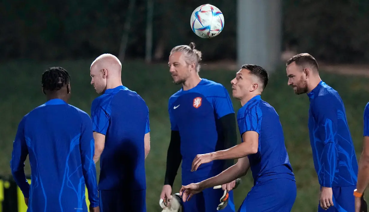 Pemain Belanda melakukan pemanasan saat sesi latihan di Doha, Qatar, 8 Desember 2022. Belanda akan menghadapi Argentina dalam babak perempat final Piala Dunia 2022 pada 10 Oktober. (AP Photo/Eugene Hoshiko)