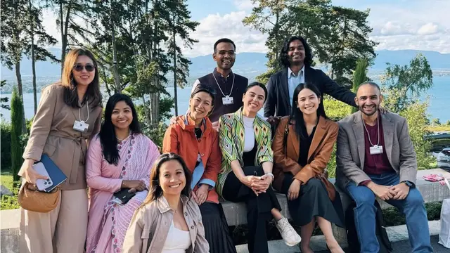 Tampilan Maudy Ayunda kenakan blazer saat Hadir di  World Economic Forum Young Global Leaders 2025. [@maudyayunda]