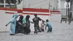Warga membantu pengguna kereta menerobos banjir di Jalan Abdullah Syafei, Tebet, Jakarta, Kamis (18/2/2021). Hujan deras yang mengguyur sejak pagi menyebabkan aliran Kali Tebet meluap hingga merendam Jalan Abdullah Syafei dengan ketinggian mencapai sepaha orang dewasa. (merdeka.com/Iqbal S Nugroho)