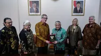 Utusan Khusus Presiden RI untuk Dialog dan Kerja Sama Antaragama dan Peradaban (UKP-DKAAP) Din Syamsuddin berbincang dengan tamu kehormatan dari Amerika Serikat di Sekretariat Negara Jalan Teuku Umar, Jakarta, Selasa (28/11).