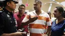 Keluarga korban mencari informasi soal kebenaran nasib anggota keluarganya kepada petugas di Bandara Internasional Kuala Lumpur, Malaysia, Jumat (18/7/14). (REUTERS/Olivia Harris)