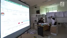 Petugas melakukan perhitungan rekapitulasi surat suara di Kecamatan Menteng, Jakarta, Kamis (25/4). Hingga hari ini proses rekapitulasi suara di kecamatan Menteng telah merampungkan 55 persen dari total 246 di Kecamatan Menteng. (Liputan6.com/Johan Tallo)