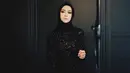 Saat tampil memakai baju yang glamor, wanita yang berhasil memikat aktor tampan Donny Michael ini tetap tak berlebihan dengan hijabnya. Simple dan elegan, cocok banget disebutkan untuk Aryani ini. (Instagram/aryanifitriana24)