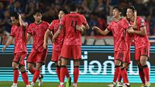 Gelandang Korea Selatan #10, Lee Jae-sung (3R), merayakan gol pertama timnya bersama rekan-rekan setimnya selama pertandingan Grup C putaran kedua kualifikasi Piala Dunia 2026 zona Asia antara Thailand dan Korea Selatan di Stadion Nasional Rajamangala di Bangkok pada 26 Maret 2024.
(Lillian SUWANRUMPHA/AFP)