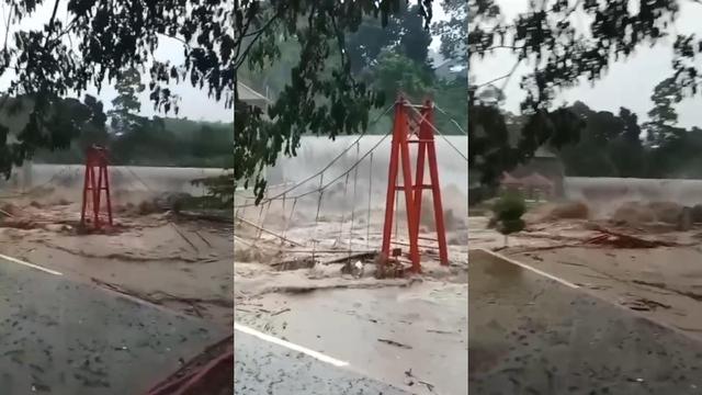 Tangkapan layar rekaman detik-detik jembatan gantung di Sumur Putri, Bandar Lampung, ambruk diterjang banjir. Foto : (Istimewa).
