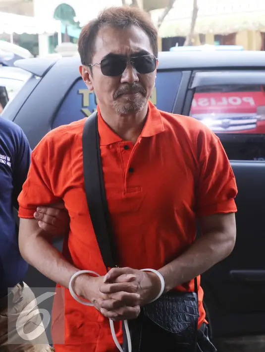 Gatot saat tiba Resmob Polda Metro Jaya, Jakarta, Senin (5/9). Polda Metro Jaya di kediaman Gatot Brajamusti di Pondok Pinang, Jakarta, kepolisian menemukan senjata api dan ratusan butir peluru. (Liputan6.com/Herman Zakharia)