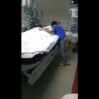 Seorang anak kecil terus menangisi dan ogah pergi dari sisi jenazah ibunya. Asli sedih banget. Jadi ingin peluk ibu kita! | Via: istimewa