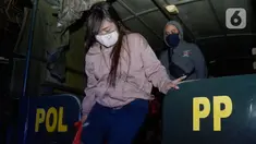 Sejumlah perempuan terjaring dalam operasi yang digelar Satpol PP Tangerang Selatan di Hotel RedDoorz, BSD, Serpong, Jumat (21/08/2020). Satpol PP mengamankan sejumlah pasangan bukan suami istri dalam sebuah operasi di hotel-hotel ketika Pemkot Tangsel memperpanjang PSBB. (merdeka.com/Dwi Narwoko)