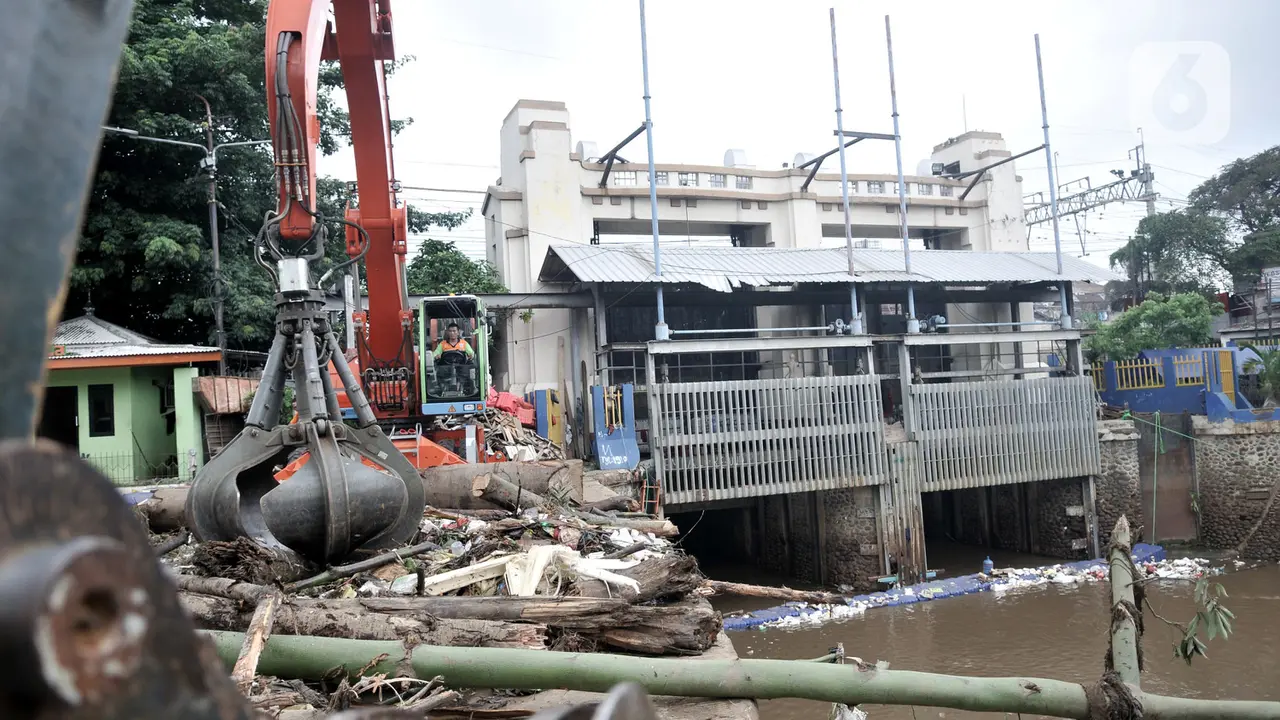 Sampah Menumpuk di Pintu Air Manggarai