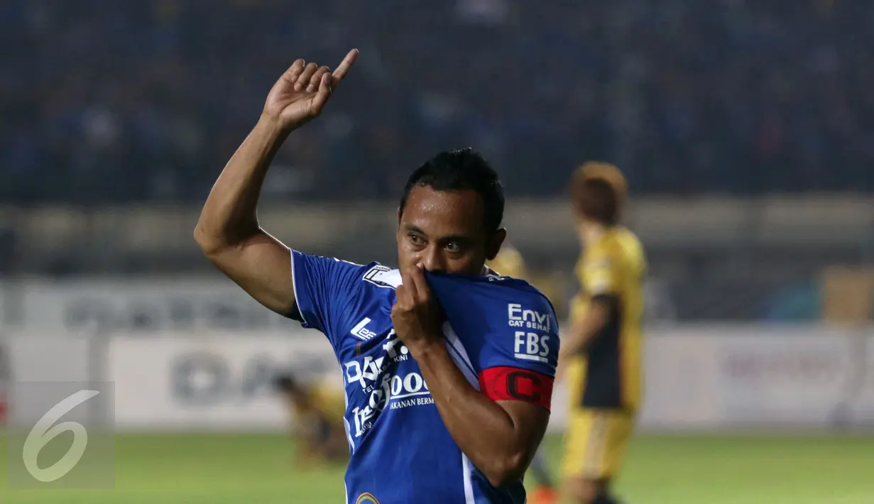 Kapten Persib, Atep melakukan selebrasi usai usai mencetak gol ke gawang Mitra Kukar di laga semi final leg kedua Piala Presiden 2015 di Stadion Si Jalak Harupat, Bandung, Sabtu (10/10/2015). Persib unggul 3-1. (Liputan6.com/Helmi Fithriansyah)