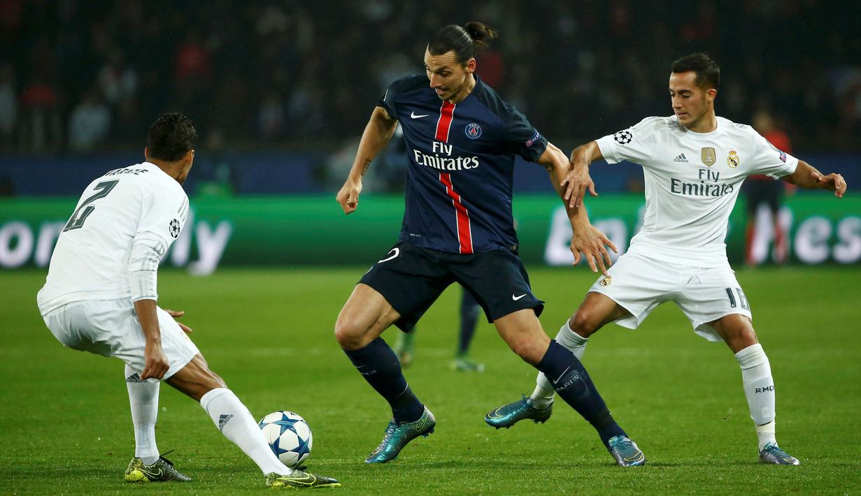Pemain PSG, Zlatan Ibrahimovic berusaha melewati hadangan pemain Real Madrid di lanjutan Grup A Liga Champions di Stadion Parc des Princes, Paris, Prancis, Kamis (22/10/2015) dini hari WIB. (Reuters/Benoit Tessier)