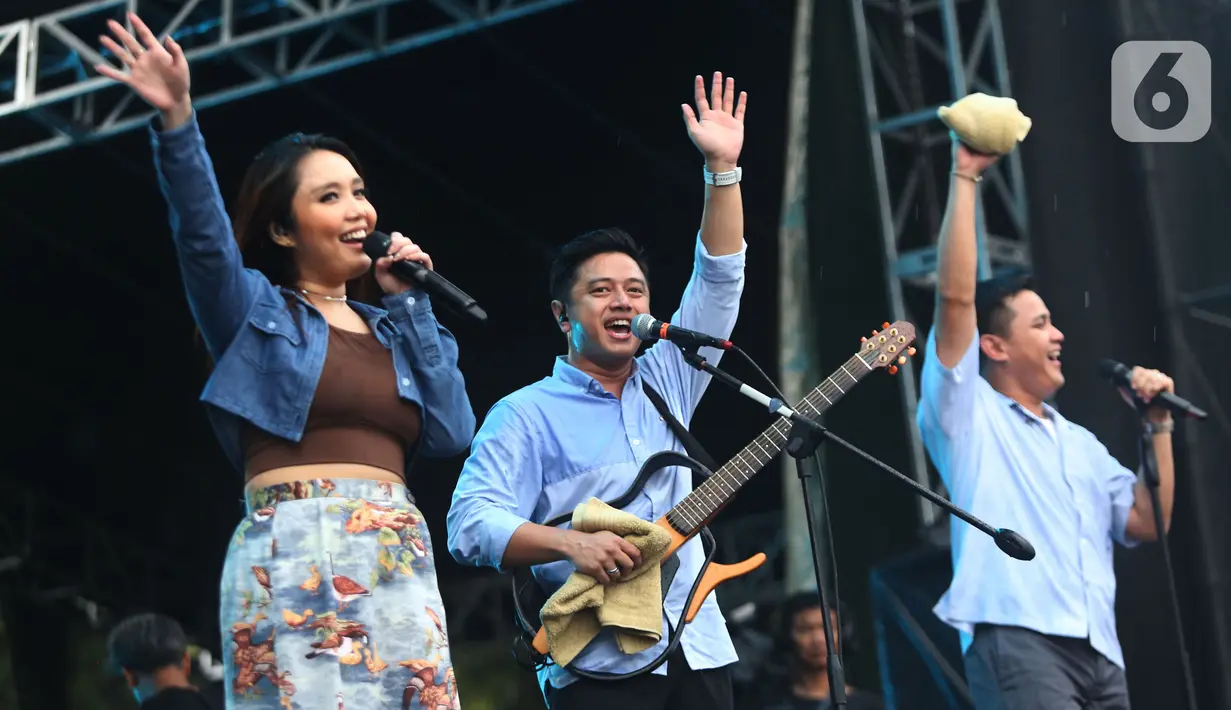 Tampil enerjik, HIVI! berhasil memikat penonton serta pengunjung Social Chic 2024 dengan membawakan lagu-lagu hits dari album miliknya. (Liputan6.com/Angga Yuniar)