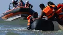 Migran berusaha menaiki perahu milik penyelundup dari pantai Equihen-Plage, Prancis utara, Rabu (23/9/2026), untuk menyeberangi Selat Inggris menuju Inggris. Pada hari yang sama, jenazah seorang pria ditemukan di Pantai Neufchâtel-Hardelot, Pas-de-Calais, setelah upaya keberangkatan sejumlah migran. Petugas pemadam kebakaran menyatakan pria tersebut meninggal dunia tak lama setelah pukul 09.00 waktu setempat. (Sameer Al-DOUMY / AFP)