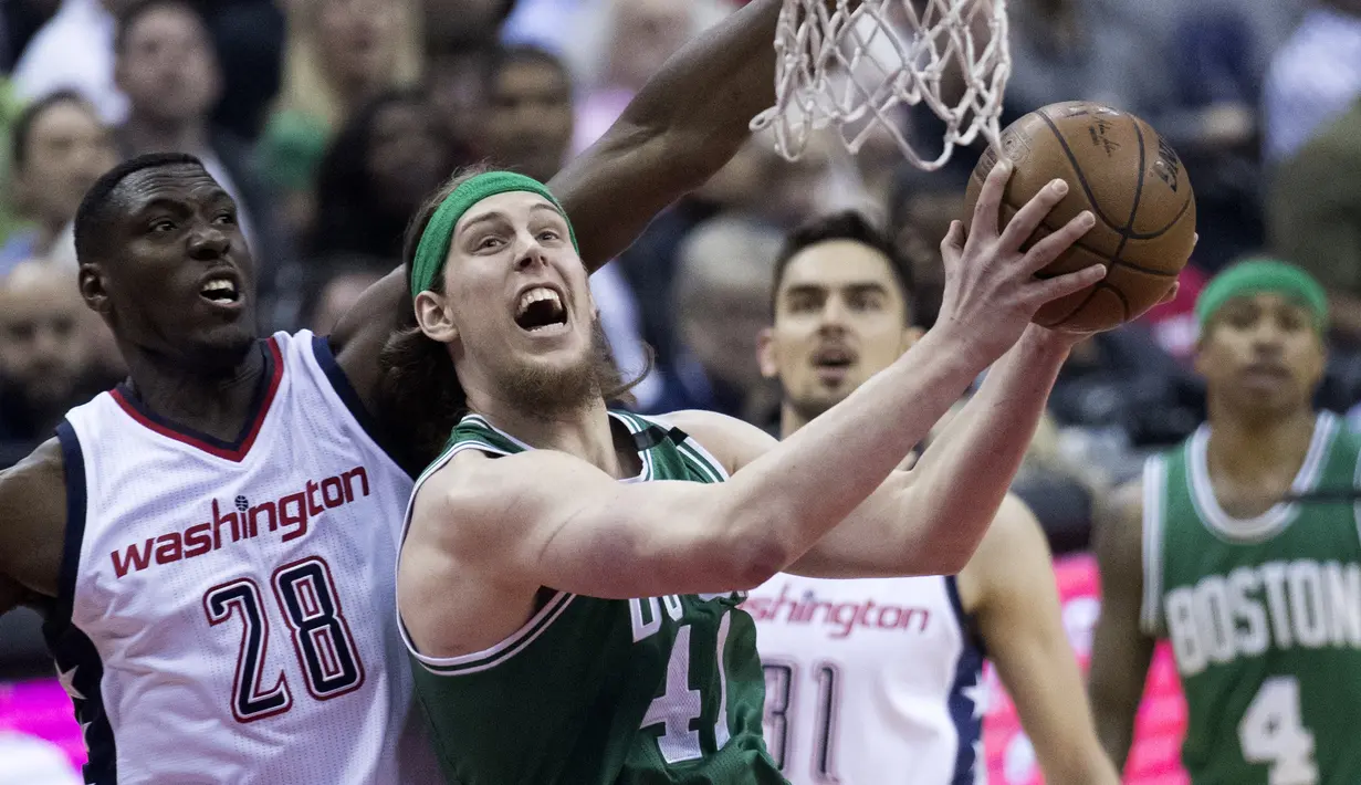 Pebasket Boston Celtics, Kelly Olynyk, berusaha memasukan bola pada Gim 4 semifinal Wilayah Timur di Verizon Center, Washington, Minggu (7/5/2017). Washington Wizard menang 121-102. (AFP/Patrick McDermott). (EPA/Shawn Thew)
