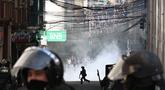 Para demonstran bentrok dengan polisi anti huru hara selama unjuk rasa menentang Presiden Rodrigo Paz di La Paz, Bolivia, pada 25 Mei 2026. (AIZAR RALDES/AFP)