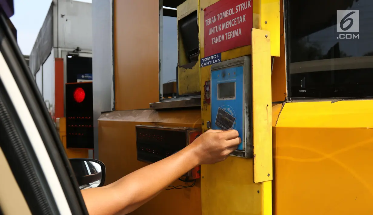 Pengendara melakukan transaksi nontunai menggunakan e-toll di gerbang tol ruas Tangerang, Banten, Rabu (17/7/2019). PT Jasa Marga (Persero) Tbk resmi menggandeng LinkAja untuk mendukung sistem penerapan transaksi nir sentuh atau Single Lane Free Flow (SLFF) di jalan tol. (Liputan6.com/Angga Yuniar)