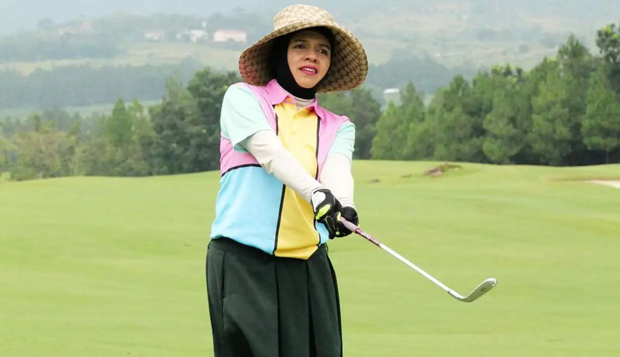 Penampilan Geni Faruk saat bermain golf juga tak lepas dari perhatian netizen. Memakai baju golf berwarna cerah, Geni Faruk juga memilih memadukannya dengan celana serta rok hitam. (Liputan6.com/IG/@genifaruk)