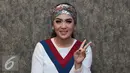 Penyanyi Syahrini berpose usai latihan nyanyi buat HUT SCTV di Jakarta, Jumat (19/8). Penyanyi Syahrini latihan nyanyi untuk tampil di malam puncak HUT SCTV ke 26 live di Istora Senayan pada Rabu  (24/8/2016). (Liputan6.com/Herman Zakharia)