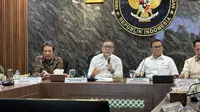 Menteri Koordinator Bidang Pangan Zulkifli Hasan dalam konferensi pers Penanganan Kerawanan Bahaya Radiasi Radionuklida CS-137, di Kantor Kemenko Pangan, Jakarta, Jumat (11/9/2025). (Liputan6.com/Tira)