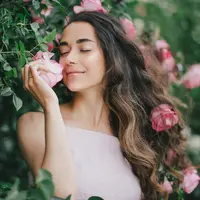 ilustrasi perempuan bunga/polinaloves/Shutterstock