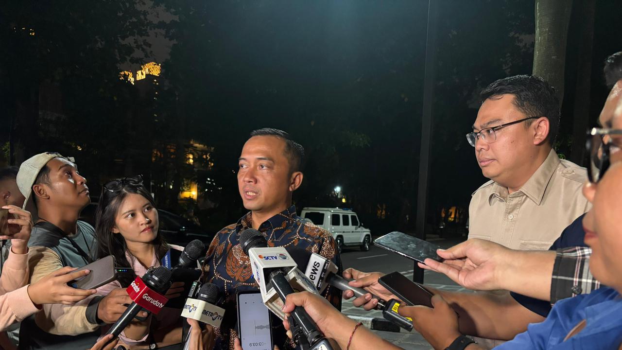 Menteri Sekretaris Negara Prasetyo Hadi usai rapat bersama Presiden Prabowo di Jalan Kertanegara IV, Jakarta Selatan, Minggu (12/10/2025) (Liputan6.com/Lizsa Egeham)