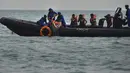 simulasi penyelamatan pengungsi luar negeri, dalam keadaan emergency di perairan Aceh. (CHAIDEER MAHYUDDIN / AFP)