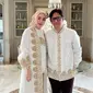 Istri Andre Taulany, Erin Taulany juga bergabung dengan deretan aktris yang memakai outerwear. Keluarga Taulany memakai koleksi dodotan white and gold dari Ghea Fashion Studio. [Foto: @erintaulany]