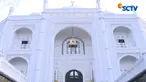 Bukan hanya corak Taj Mahal saja, nuansa tionghoa juga hadir di masjid dengan adanya terjemahan surat-surat pendek Al-Qur'an berbahasa mandarin.