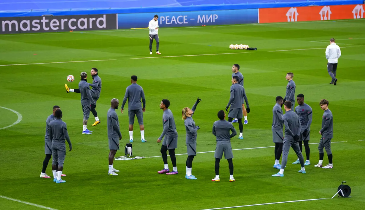 Para pemain Paris Saint-Germain menghadiri sesi latihan di Stadion Bernabeu, Madrid, Spanyol, 8 Maret 2022. Paris Saint-Germain akan menghadapi Real Madrid pada pertandingan sepak bola Liga Champions. (AP Photo/Manu Fernandez)