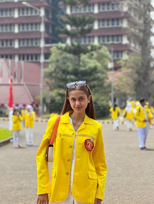 Ramzi juga mengungkapkan rasa bangga kepada putri semata wayangnya itu. Sebagai ayah, Ramzi mengakui putrinya telah membuktikan bahwa pendidikan menjadi yang utama dibanding kepopuleran di dunia entertain. Presenter 48 tahun itu juga terharu putrinya bisa kuliah di kampus yang dulu pernah ia impikan. (Liputan6.com/IG/@abiramzi76)