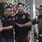 Mantan Wakil Kepala Badan Gizi Nasional (BGN), Lodewyk Pusung (mengenakan rompi tahanan - kiri), digiring menuju mobil tahanan usai menjalani pemeriksaan di Gedung Kejaksaan Agung RI, Jakarta, Rabu (3/6/2026). (Kapanlagi.com/Budy Santoso)