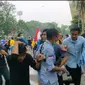 Para pendemo berlari menjauh dari tembakan gas air mata, saat aksi demonstrasi ricuh (Liputan6.com / Nefri Inge)