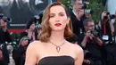 Maude Apatow tampil glamor mengenakan anting Cartierr Beautés du Monde High Jewelry earrings yang dihiasi platinum, ruby, dan berlian. Kemudian kalung Cartier Beautés du Monde High Jewelry necklace yang dihiasi platinum, ruby, dan berlian. Serta cincin Reflection de Cartier ring yang dihiasi 18k emas putih dan berlian. (Foto: Dok/Cartier).