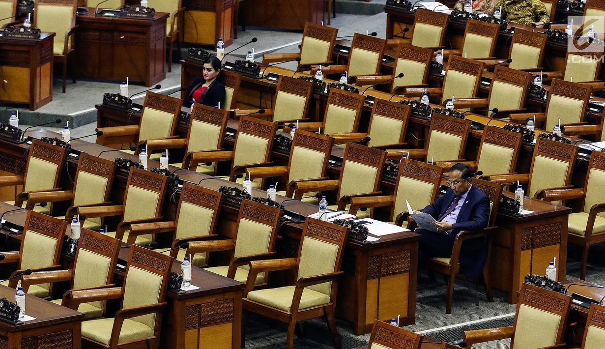 Anggota dewan mengikuti rapat paripurna ke-22 masa persidangan V Tahun 2018-2019 di Kompleks Parlemen, Jakarta, Selasa (16/7/2019). Salah satu agenda yang dibahas adalah pembacaan surat Presiden Joko Widodo atau Jokowi atas pertimbangan permohonan amnesti untuk Baiq Nuril. (Liputan6.com/JohanTallo)