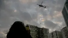 Seorang anggota pasukan khusus mencoba mendaratkan helikopter di sebuah bangunan rusak yang diperkirakan berisi beberapa hewan di Diyarbakir, Turki tenggara (22/2/2023). Para pecinta hewan di kota Turki yang porak-poranda akibat gempa mematikan memprotes pada 22 Februari 2023, setelah pejabat berusaha menghancurkan bangunan rusak yang diduga berisi beberapa hewan, koresponden AFP melihat. (AFP/Ilyas Akengin)